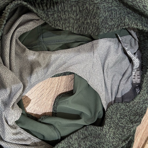 Vuori Clementine 4” Shorts 2.0 Size XL - Picture 11 of 11